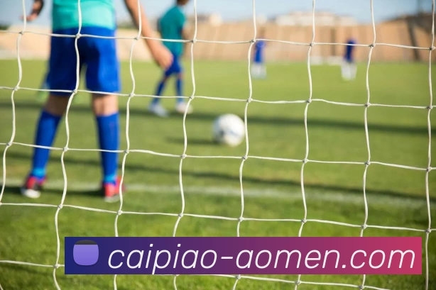 莱切球员突然倒地 孔蒂立刻冲入场内让队医进场